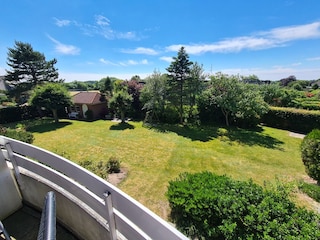 Blick vom Balkon in den Garten