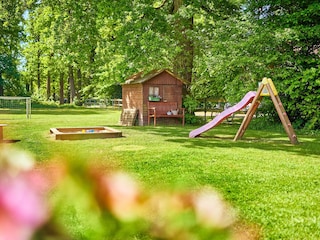 Sandkasten, Spielhaus und Rutsche