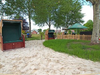 Strandkörbe am Badesee