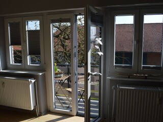 vom Schlafzimmer geht es auf den Balkon