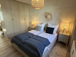 Schlafbereich mit Doppelbett 160 x 200 cm