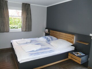 Schlafzimmer 1 mit Doppelbett