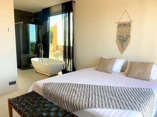 Master bedoom with king size bed