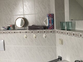 Tageslichtbad mit Kosmetikartikeln, Handwaschseife etc.