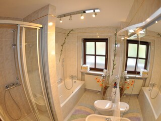 Waschbecken, Bidet, WC, Badewanne, Dusche, Waschmaschin