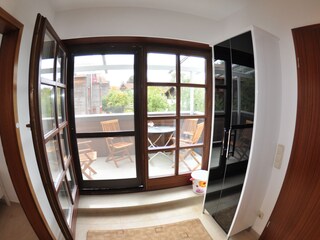 Großer Ost-Süd-West Balkon mit Glasdach und Markise