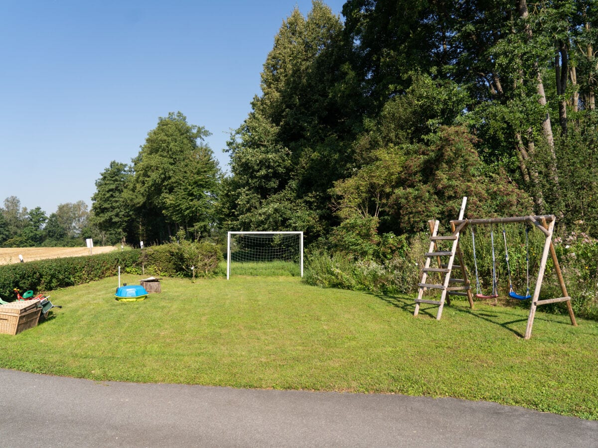 Spielplatz mit Schaukel Sandkasten