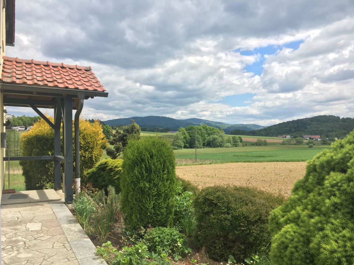 Eingang mit Blick in den bayrischen Wald