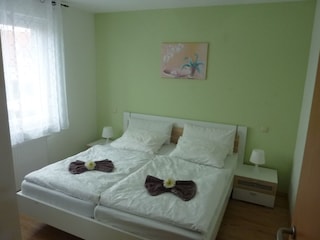 Schlafzimmer 1