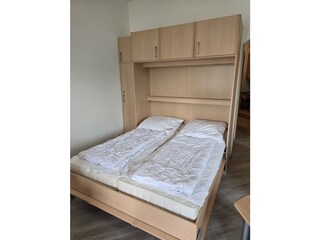 Schrankbett im Wohnzimmer