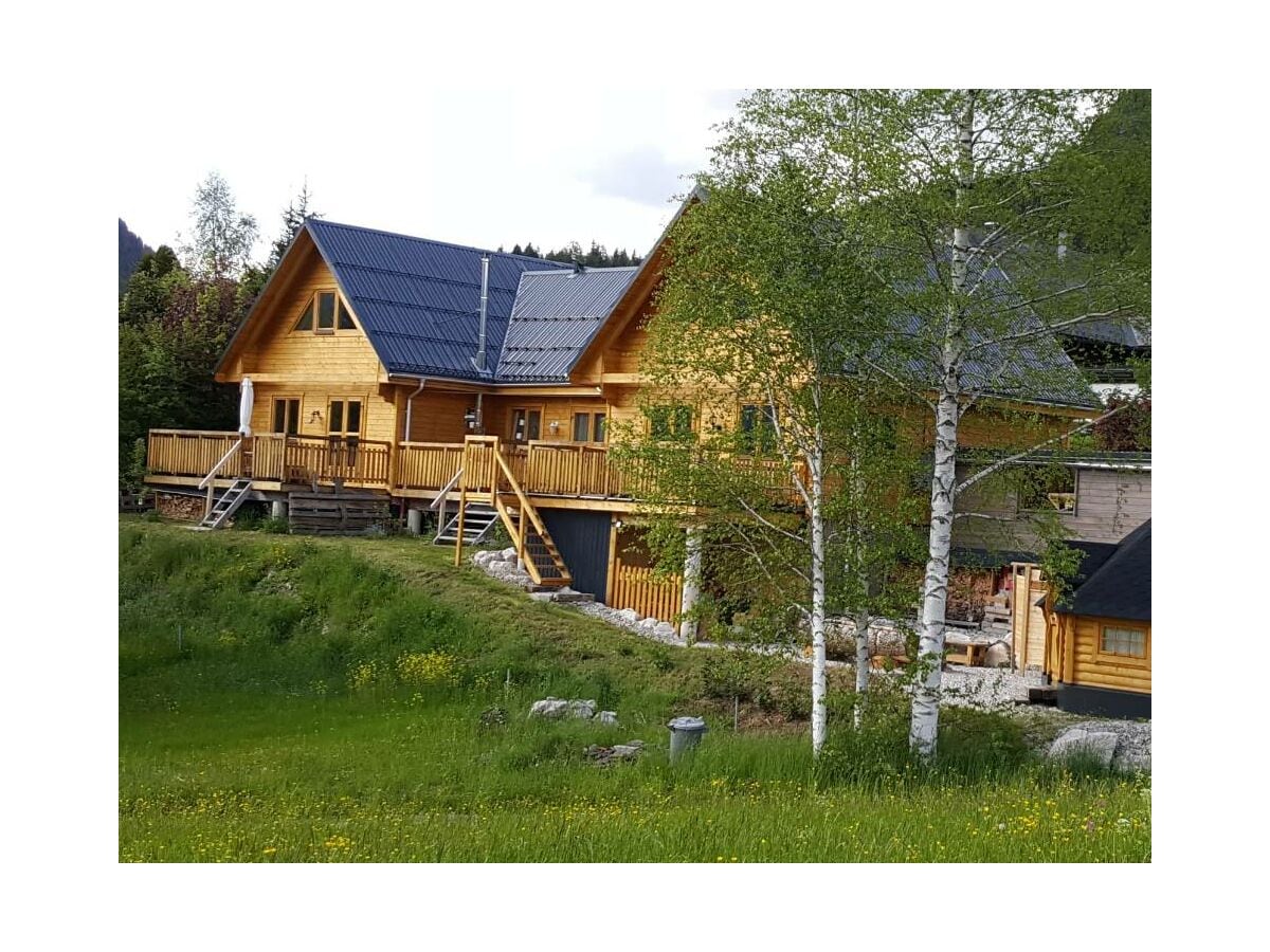 Ferienhaus Zeit, links Chalet NaturZeit