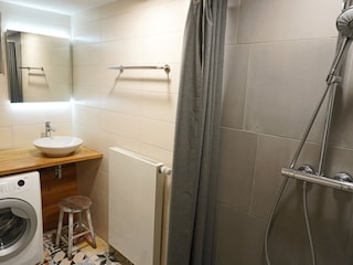 Badezimmer mit Waschmaschine