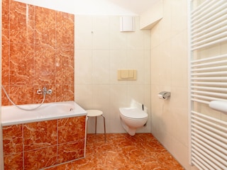 Badezimmer mit Badewanne