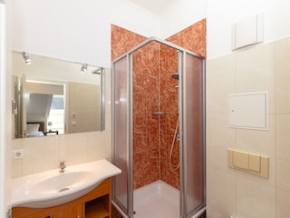 Badezimmer mit Dusche