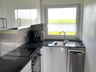 neue Küche mit Natursteinarbeitsplatte