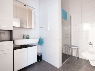 Badezimmer mit bodengleicher Dusche