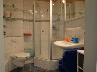 Bad mit Dusche WC
