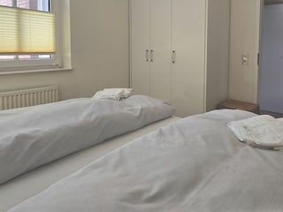 gemütliches Doppelbett mit großem Kleiderschrank