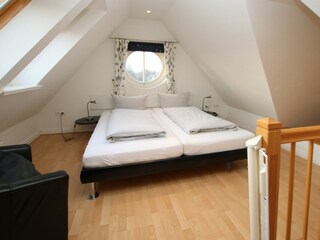 Doppelbett mit Dachfenster
