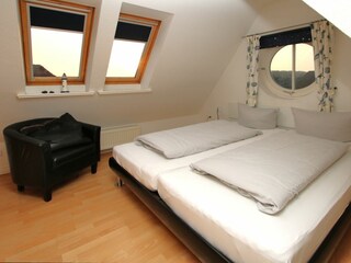 Doppelbett mit Dachfenster