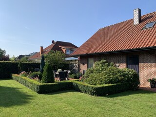 Hintere Terrasse mit Rasenfläche