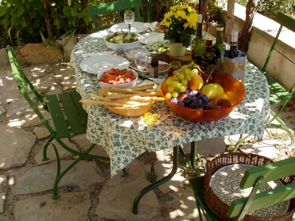 Mittagessen unter der schattigen Weinlaube