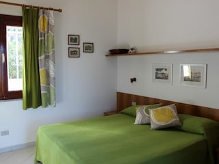 Schlafzimmer mit Doppelbett und Einzelbett, Kinderbettc