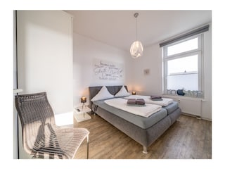 Schlafzimmer mit Doppelbett