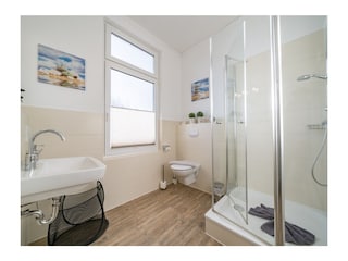 Helles Tageslichtbad mit Dusche, WC und Waschbecken