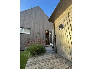 Gartensauna mit Steg ins Badezimmer
