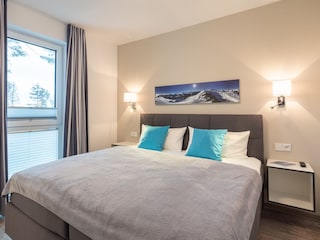 erstes Schlafzimmer mit angrenzendem Badezimmer