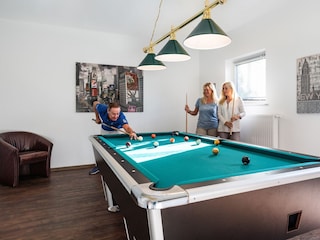 Billard im Souterrain des Nachbarhauses