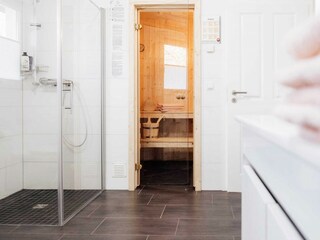 ... neben bodengleicher Dusche auch eine Sauna.