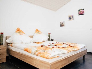 Im 1. Schlafzimmer befindet sich ein Doppelbett