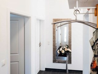 Durch den geräumigen Flur mit Garderobe...
