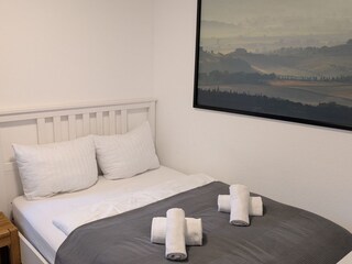 Schlafzimmer mit Queensize Bett