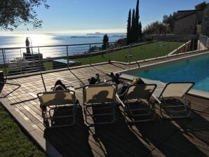 Holiday apartment Apartamento Deluxe Sunrise Sky Terrace Design con vista al lago 180°