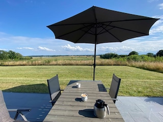 Terrasse+Gartentisch mit Blick auf Küste+Natur