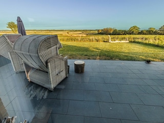 Blick vom Wohnzimmer auf Terrasse