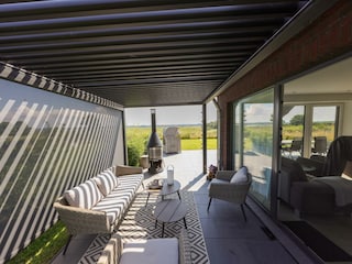 Pergola/Lounge mit Windschutz