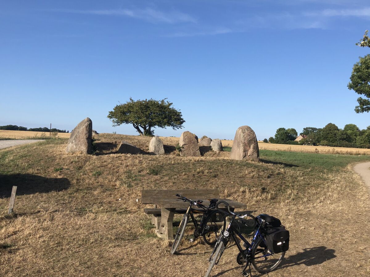 Archäologische Spuren: das Großsteingrab Nobbin (11 km)