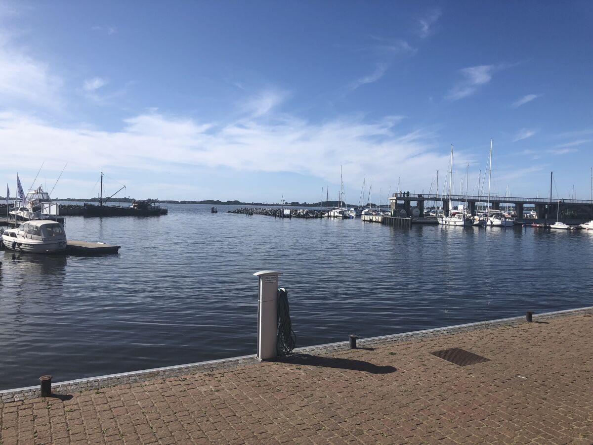 die alte Kreidebrücke in Wiek und der neue Hafen