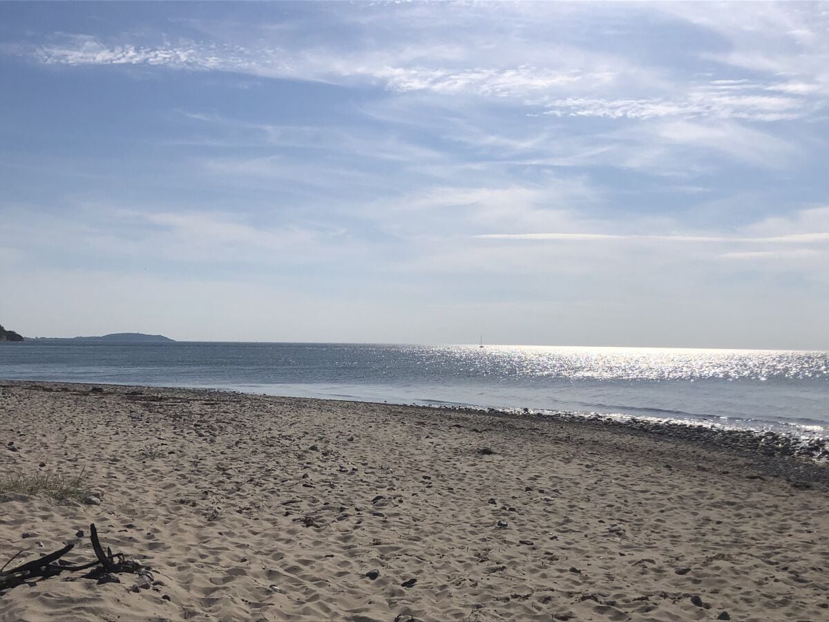 Ostseebadestrand - Blick auf die Insel Hiddensee