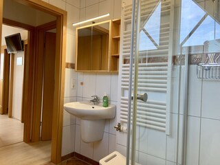 Bad mit Dusche oben