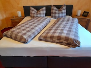 Schlafzimmer mit Boxspringbett