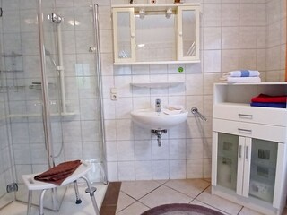 Bad:  barrierefreie Dusche, Behinderten-WC u.Badewanne