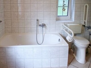 Bad:  barrierefreie Dusche, Behinderten-WC u.Badewanne