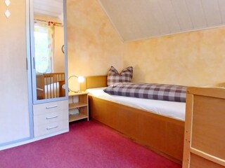 Schlafzimmer 2 mit Einzelbett und Kinderbett