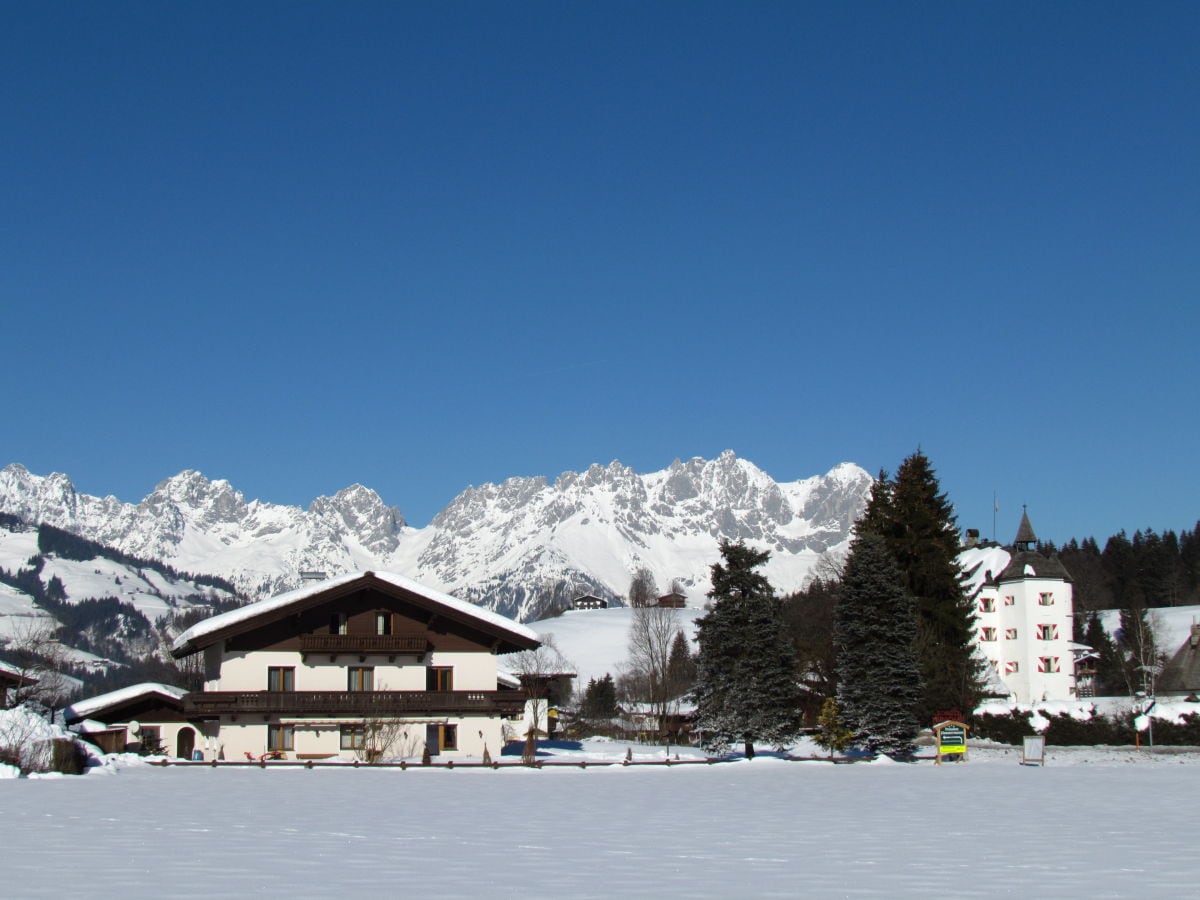 Haus Zierl  im Hintergrund der Wilde Kaiser