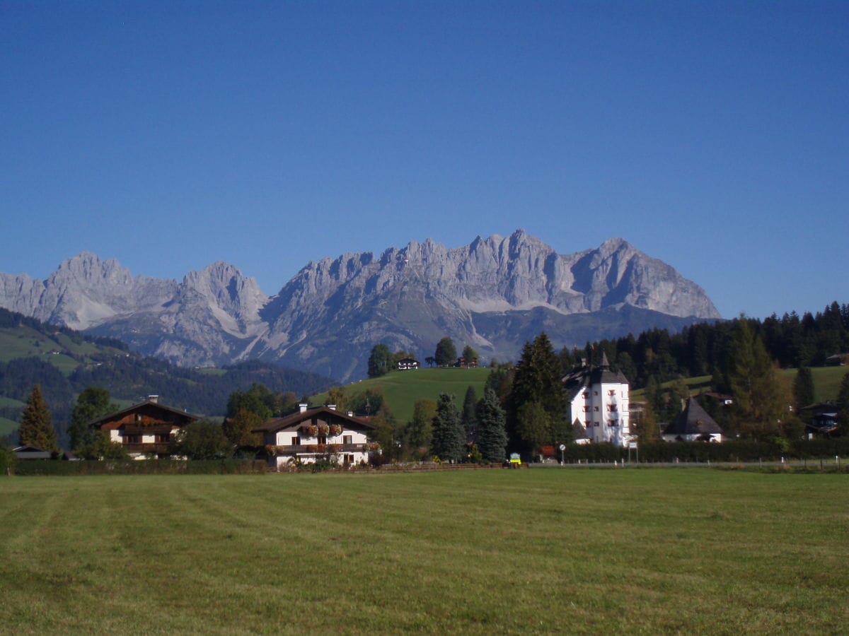 Haus Zierl  im Hintergrund der Wilde Kaiser